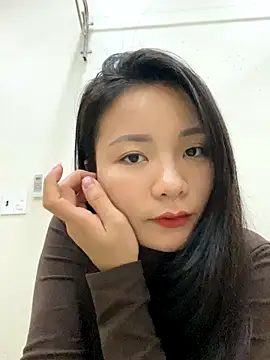 Snapshot of Bee_Yellow00 chatting on December 16, 2025, 5:01 am Bee Yellow00 online show from December 16, 2025, 5:01 am