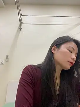 Snapshot of Bee_Yellow00 chatting on December 17, 2025, 4:18 am Bee Yellow00 online show from December 17, 2025, 4:18 am