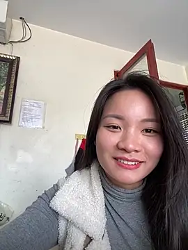 Snapshot of Bee_Yellow00 chatting on December 18, 2025, 3:56 am Bee Yellow00 online show from December 18, 2025, 3:56 am