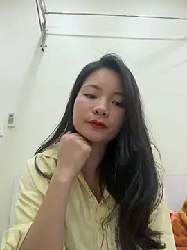 Snapshot of Bee_Yellow00 chatting on December 19, 2025, 5:36 am Bee Yellow00 online show from December 19, 2025, 5:36 am