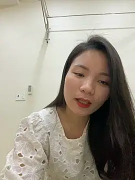 Snapshot of Bee_Yellow00 chatting on December 22, 2025, 5:48 am Bee Yellow00 online show from December 22, 2025, 5:48 am