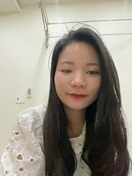 Snapshot of Bee_Yellow00 chatting on December 23, 2025, 6:00 am Bee Yellow00 online show from December 23, 2025, 6:00 am