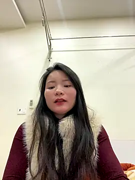 Snapshot of Bee_Yellow00 chatting on January 7, 2026, 4:37 am Bee Yellow00 online show from January 7, 2026, 4:37 am