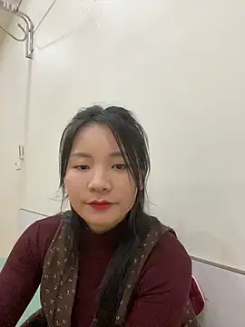 Snapshot of Bee_Yellow00 chatting on February 5, 2026, 5:01 am Bee Yellow00 online show from February 5, 2026, 5:01 am