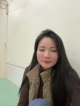 Snapshot of Bee_Yellow00 chatting on February 6, 2026, 5:12 am Bee Yellow00 online show from February 6, 2026, 5:12 am