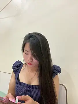 Snapshot of Bee_Yellow00 chatting on February 7, 2026, 4:38 am Bee Yellow00 online show from February 7, 2026, 4:38 am