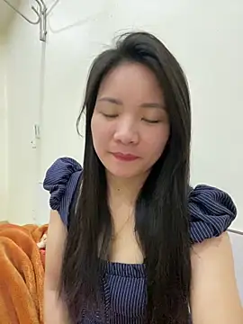 Snapshot of Bee_Yellow00 chatting on February 12, 2026, 5:13 am Bee Yellow00 online show from February 12, 2026, 5:13 am