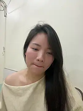 Snapshot of Bee_Yellow00 chatting on February 14, 2026, 5:04 am Bee Yellow00 online show from February 14, 2026, 5:04 am