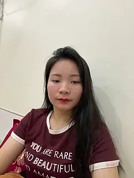 Snapshot of Bee_Yellow00 chatting on February 23, 2026, 4:43 am Bee Yellow00 online show from February 23, 2026, 4:43 am