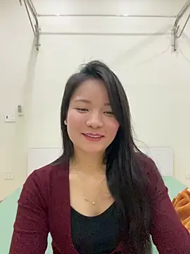 Snapshot of Bee_Yellow00 chatting on February 25, 2026, 5:06 am Bee Yellow00 online show from February 25, 2026, 5:06 am