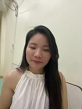 Snapshot of Bee_Yellow00 chatting on February 26, 2026, 5:06 am Bee Yellow00 online show from February 26, 2026, 5:06 am