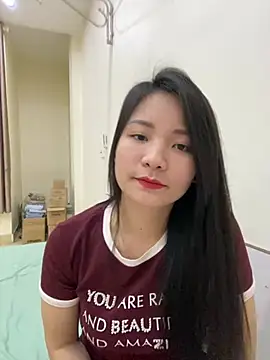 Snapshot of Bee_Yellow00 chatting on February 27, 2026, 4:56 am Bee Yellow00 online show from February 27, 2026, 4:56 am