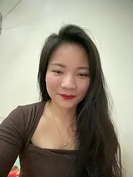 Snapshot of Bee_Yellow00 chatting on March 16, 2026, 4:40 am Bee Yellow00 online show from March 16, 2026, 4:40 am