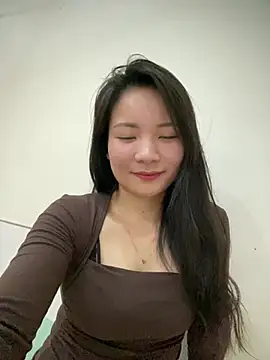 Snapshot of Bee_Yellow00 chatting on March 16, 2026, 5:44 am Bee Yellow00 online show from March 16, 2026, 5:44 am