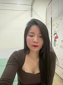 Snapshot of Bee_Yellow00 chatting on March 17, 2026, 5:00 am Bee Yellow00 online show from March 17, 2026, 5:00 am