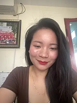 Bee Yellow00 online show from April 23, 2026, 3:41 am