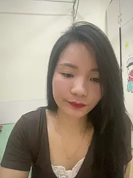 Bee Yellow00 online show from April 28, 2026, 4:50 am