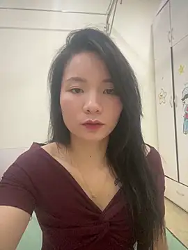 Bee Yellow00 online show from April 29, 2026, 5:22 am