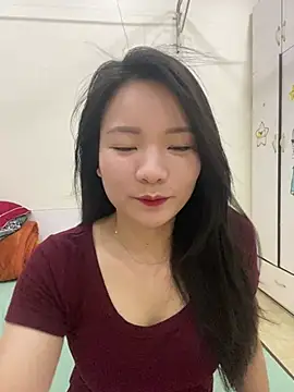 Bee Yellow00 online show from May 6, 2026, 4:41 am