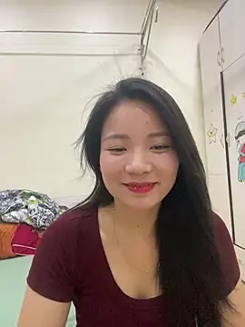 Snapshot of Bee_Yellow00 chatting on May 8, 2026, 4:40 am Bee Yellow00 online show from May 8, 2026, 4:40 am
