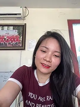 Snapshot of Bee_Yellow00 chatting on May 22, 2026, 8:42 am Bee Yellow00 online show from May 22, 2026, 8:42 am