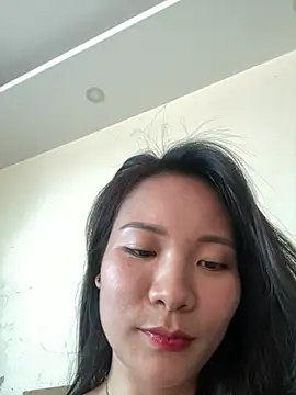 Snapshot of Bee_Yellow00 chatting on May 23, 2026, 2:17 am Bee Yellow00 online show from May 23, 2026, 2:17 am