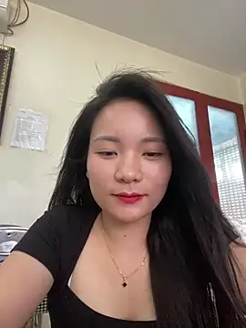 Snapshot of Bee_Yellow00 chatting on June 2, 2026, 6:04 am Bee Yellow00 online show from June 2, 2026, 6:04 am