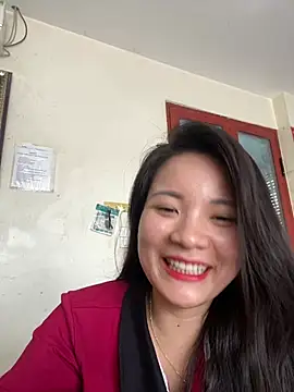 Snapshot of Bee_Yellow00 chatting on June 16, 2026, 1:52 am Bee Yellow00 online show from June 16, 2026, 1:52 am