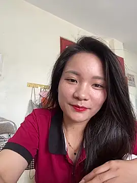 Snapshot of Bee_Yellow00 chatting on June 18, 2026, 3:18 am Bee Yellow00 online show from June 18, 2026, 3:18 am