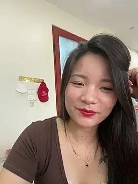 Snapshot of Bee_Yellow00 chatting on July 1, 2026, 4:25 am Bee Yellow00 online show from July 1, 2026, 4:25 am