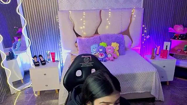 MAIILY TAY online show from March 12, 2026, 12:33 pm