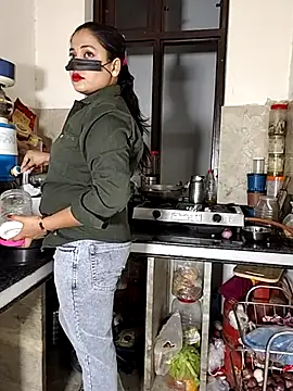 Snapshot of Heena-143 chatting on April 5, 2026, 3:53 pm Heena-143 online show from April 5, 2026, 3:53 pm