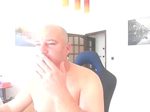 Snapshot of HunMike chatting on November 23, 2025, 7:08 am HunMike online show from November 23, 2025, 7:08 am