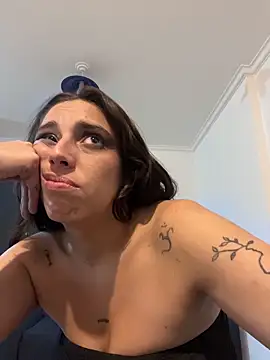 Snapshot of gigi333regi chatting on February 25, 2026, 2:10 am gigi333regi online show from February 25, 2026, 2:10 am