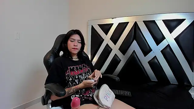 Snapshot of CloePerson chatting on November 28, 2025, 11:57 am CloePerson online show from November 28, 2025, 11:57 am