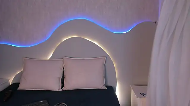 Snapshot of EmiliClarke chatting on January 6, 2026, 7:28 pm EmiliClarke online show from January 6, 2026, 7:28 pm