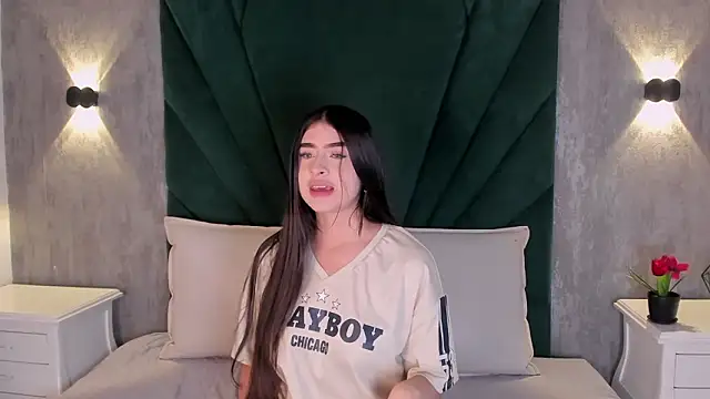 Snapshot of EmiliClarke chatting on March 2, 2026, 12:23 pm EmiliClarke online show from March 2, 2026, 12:23 pm