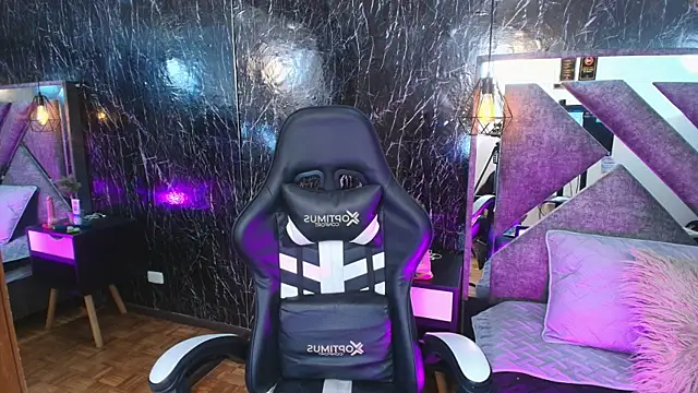 Snapshot of LaurenHazel chatting on November 28, 2025, 5:15 pm LaurenHazel online show from November 28, 2025, 5:15 pm