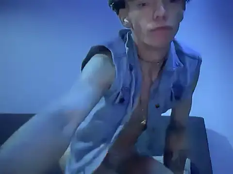 Snapshot of BrunoTwinkXXL chatting on November 2, 2025, 11:18 pm BrunoTwinkXXL online show from November 2, 2025, 11:18 pm