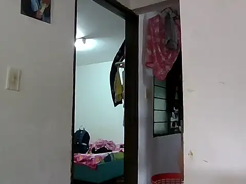 YeseniaRodriguez3 online show from February 3, 2026, 4:23 pm