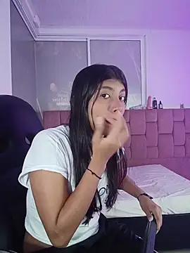 Snapshot of YeseniaRodriguez3 chatting on May 5, 2026, 12:35 pm YeseniaRodriguez3 online show from May 5, 2026, 12:35 pm