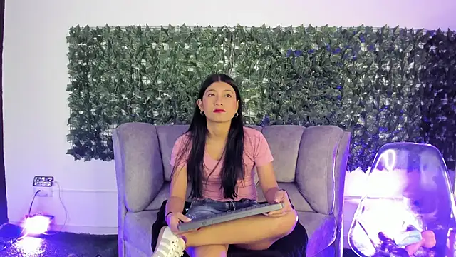 Snapshot of YeseniaRodriguez3 chatting on July 6, 2026, 12:46 pm YeseniaRodriguez3 online show from July 6, 2026, 12:46 pm