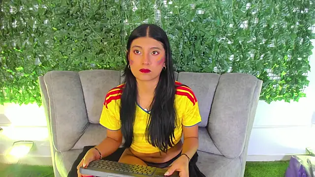 Snapshot of YeseniaRodriguez3 chatting on July 7, 2026, 1:04 pm YeseniaRodriguez3 online show from July 7, 2026, 1:04 pm
