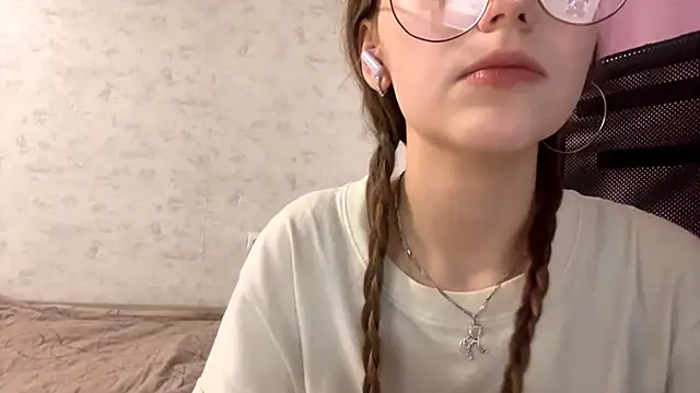 AliceStacy online show from November 3, 2025, 8:48 am