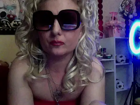 Snapshot of xHot_Amazonq chatting on November 29, 2025, 10:24 pm xHot Amazonq online show from November 29, 2025, 10:24 pm