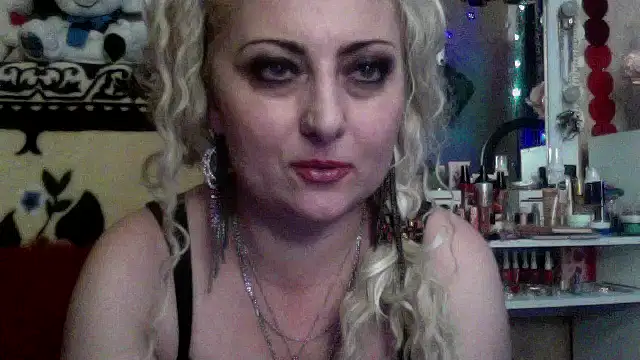 Snapshot of xHot_Amazonq chatting on December 2, 2025, 5:52 pm xHot Amazonq online show from December 2, 2025, 5:52 pm