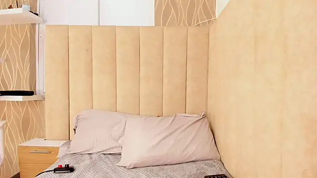 NhoanBrunette online show from November 28, 2025, 12:30 pm