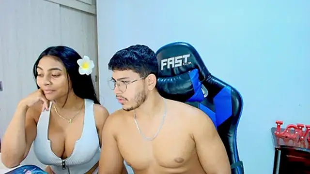 Snapshot of sophia_and_alex chatting on December 19, 2025, 12:39 am sophia and alex online show from December 19, 2025, 12:39 am