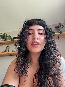 SugarTroubl33 online show from June 18, 2026, 2:21 pm