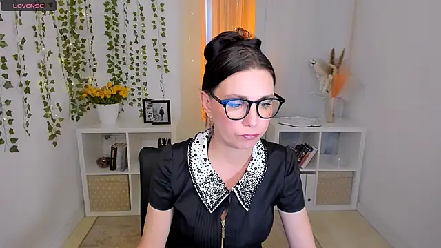 Evanessa Johns online show from April 27, 2026, 11:08 am